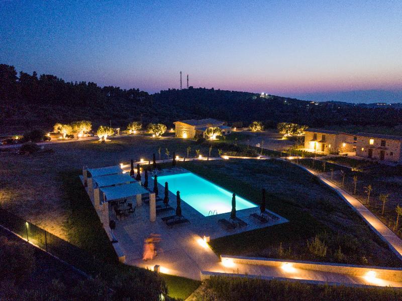 Mint Retreat Suites (Adults Only) Kalandra エクステリア 写真
