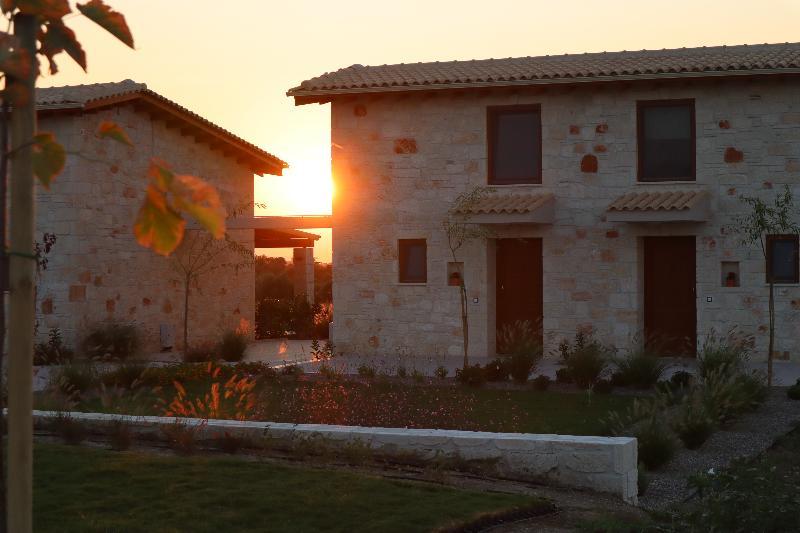 Mint Retreat Suites (Adults Only) Kalandra エクステリア 写真